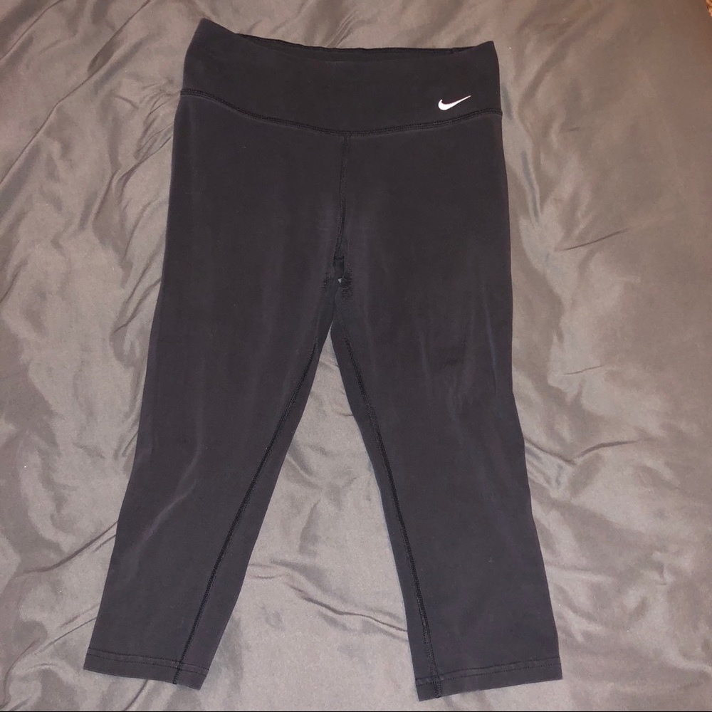 black cropped nike athletic leggings